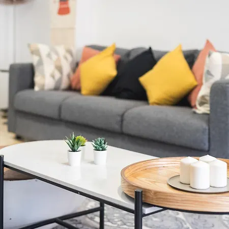 Mesa Y Lopez Deluxe Apartment
